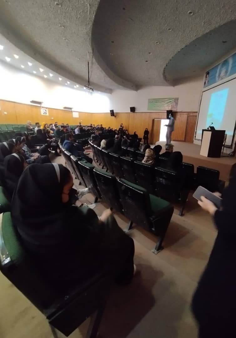 همایش اولیا ، مربیان و دانش آموزانو بررسی امتحانات نهایی