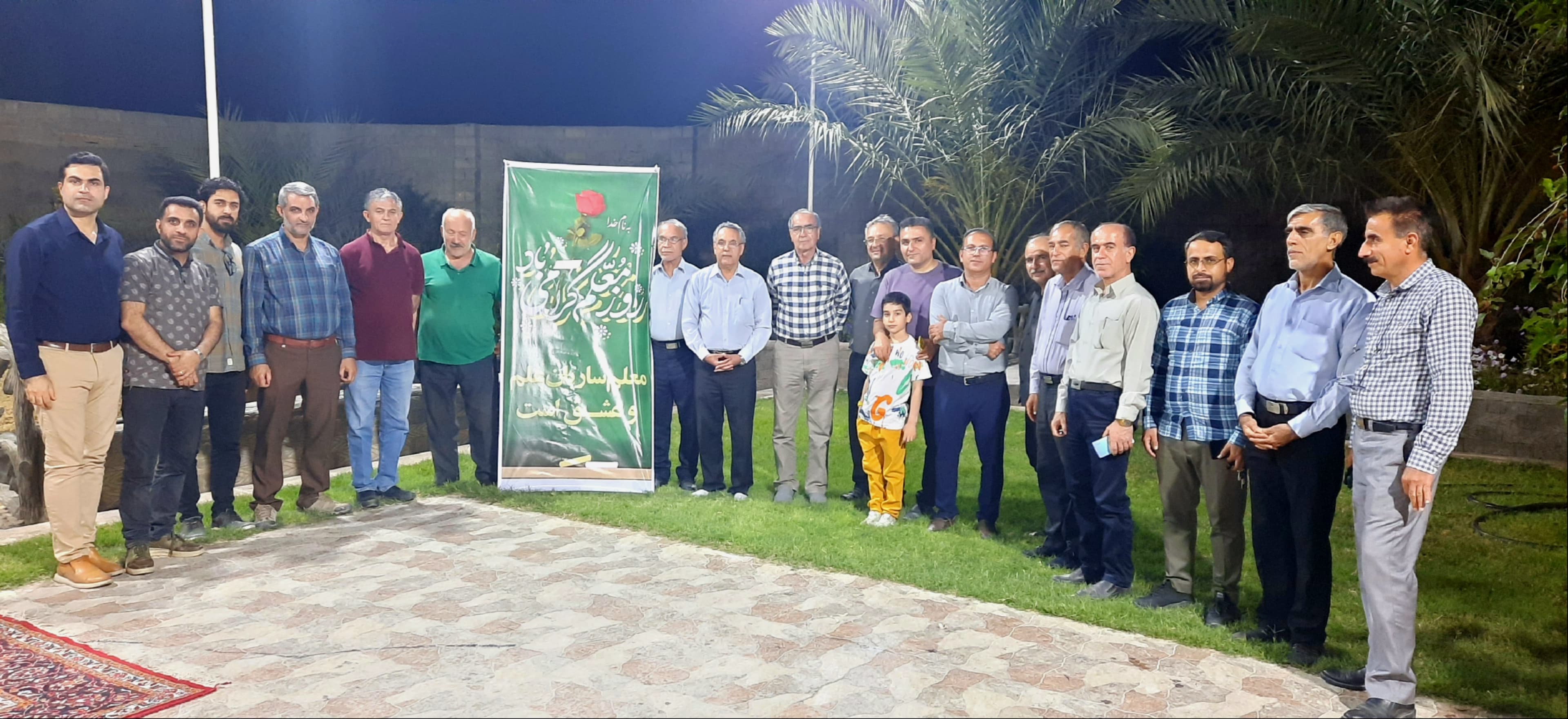 گردهمایی دبیران و عوامل اجرایی دبیرستان به مناسبت روز معلم