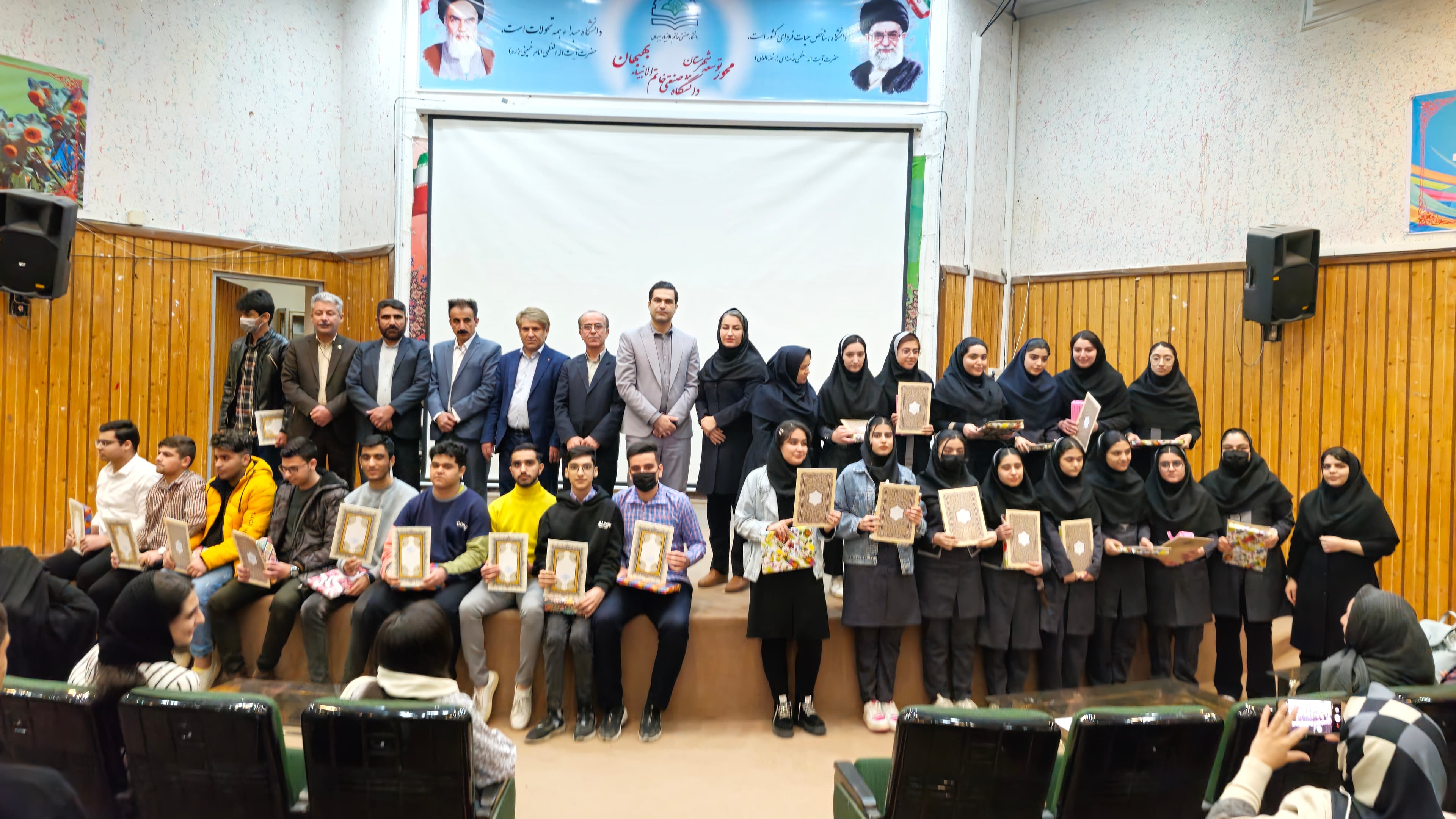 تجلیل از نخبگان دبیرستان تمدن و ارمغان